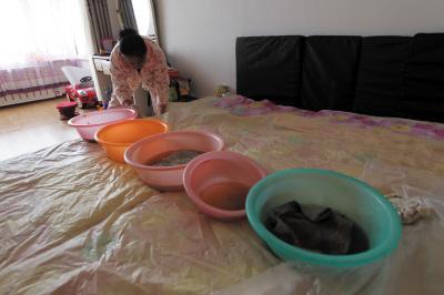 秦州楼上漏水，住户失联，小区没物管，业主维权难！律师来支招……